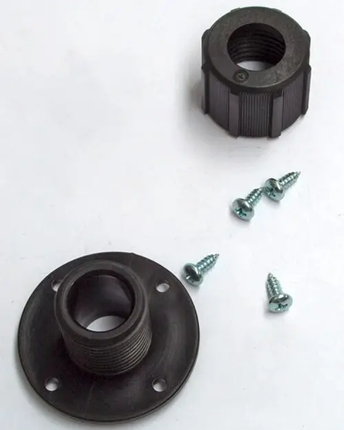 Daikin Flanschanschluss aus Kunststoff, bestehend aus einem flachen Grundelement mit Montagebohrungen und einer abnehmbaren Mutter, sowie drei Schrauben.